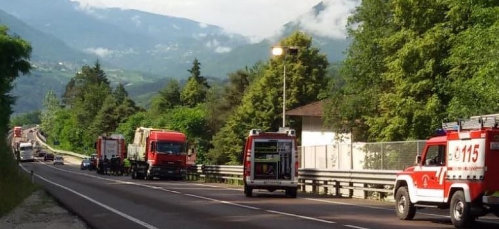 Con l'autocarro invade la corsia opposta e finisce contro il guard rail